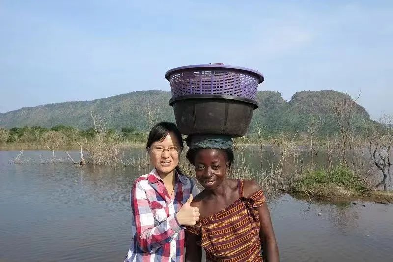 和留学生办公司、探访当地酋长…看中国女孩在非洲援建电站的奇妙之旅