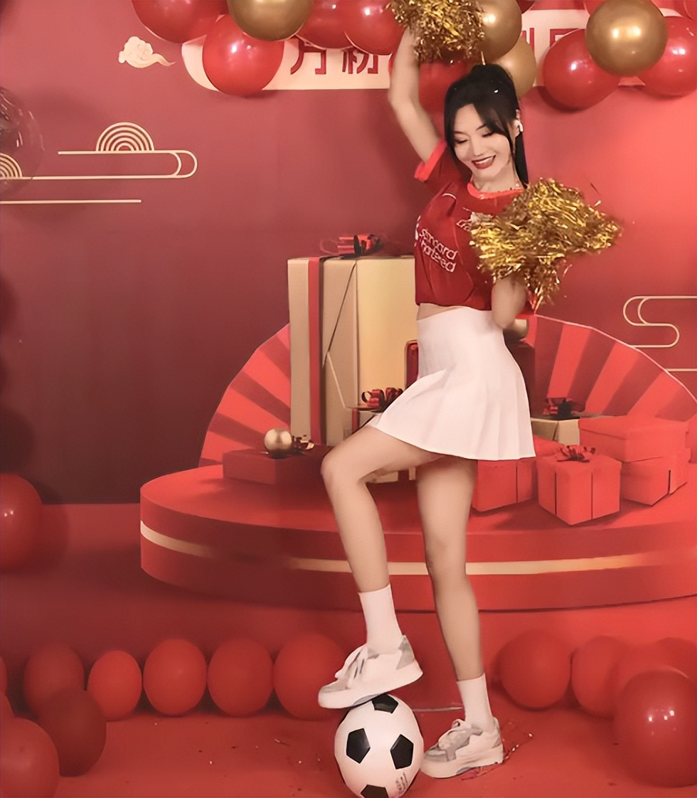 女网红唐小鱼穿着被吐槽,唐小鱼穿红色羽绒服打乒乓球