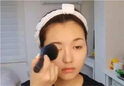 化妆如何使用散粉不卡粉,散粉怎么涂才不卡粉不脱妆