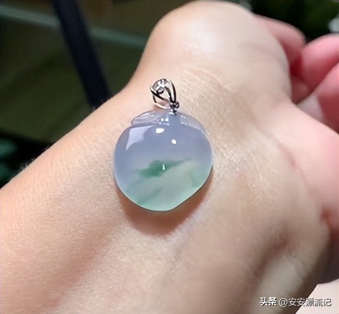 翡翠桃适合什么样的人戴,佩戴桃子有什么寓意