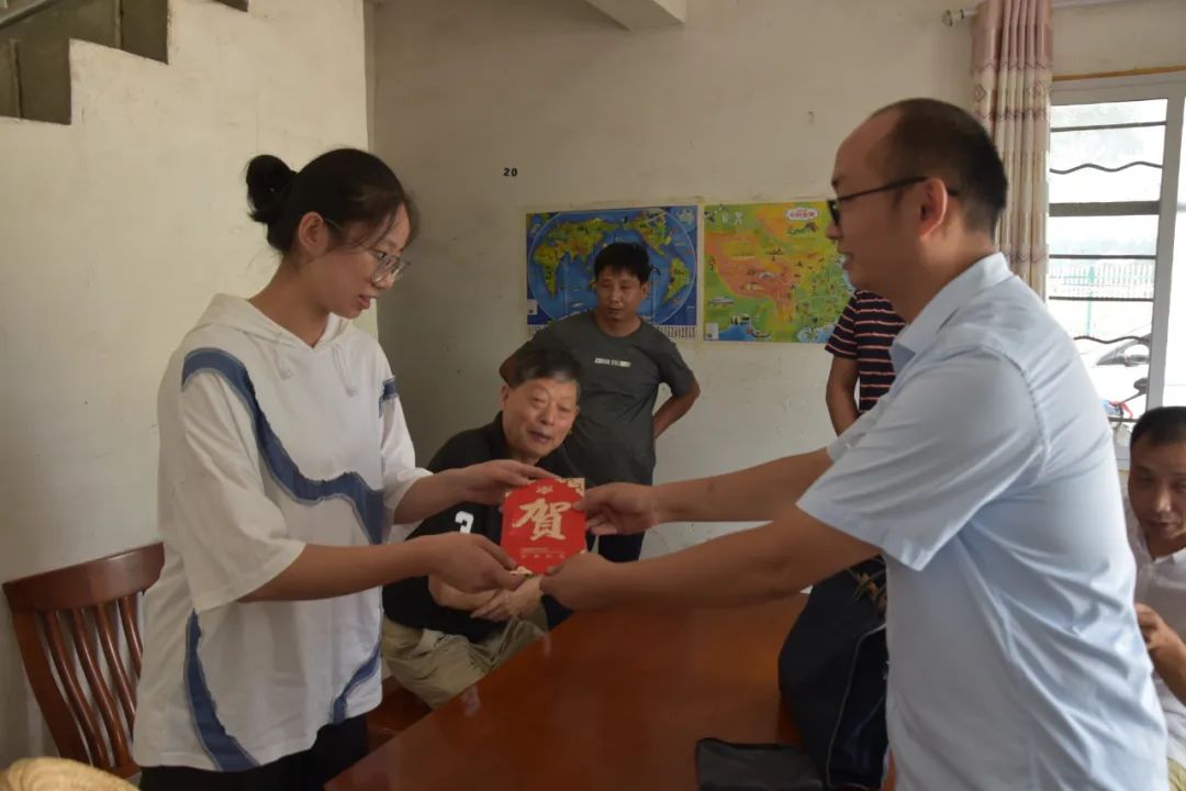 朱小龙口腔医院：为20位准大学生送去爱心箱包