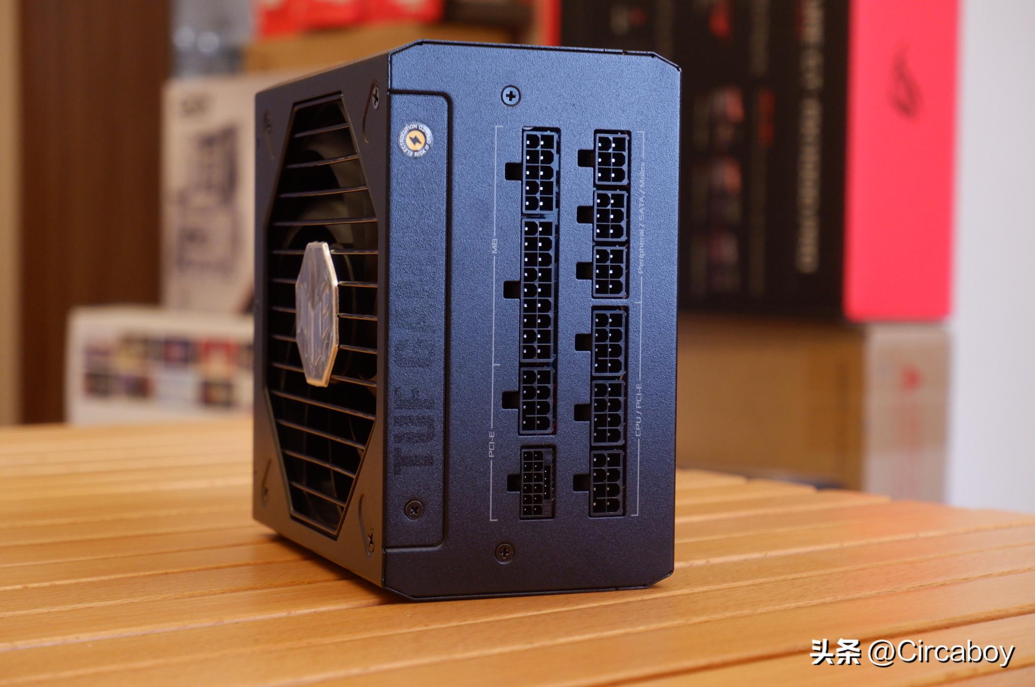 华硕4070电竞特工和巨齿鲨哪个好,4070七彩虹ultra和华硕巨齿鲨哪个好