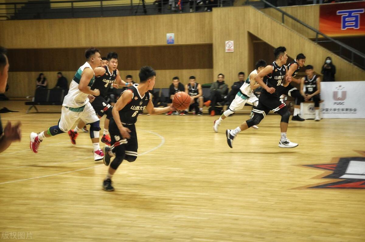 篮球和足球哪个更轻,篮球和足球哪个最好玩