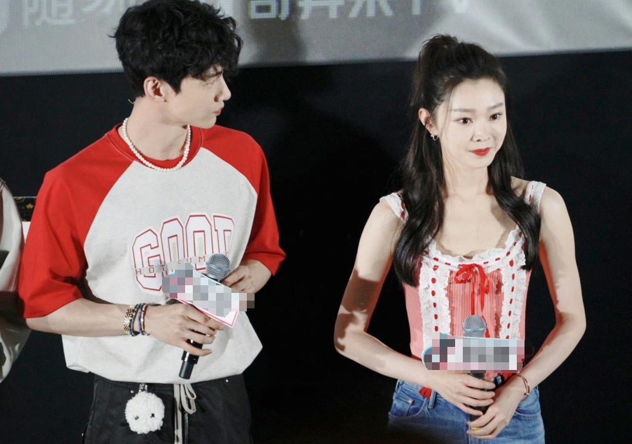 白敬亭宋轶扫楼情侣装图片,白敬亭宋轶扫楼拍照换玩偶