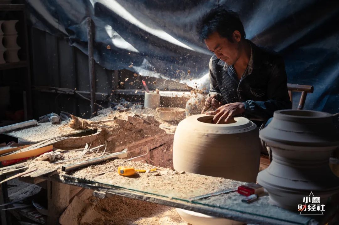 景德镇所有的东西都跟瓷器有关系,景德镇的陶瓷在窑里