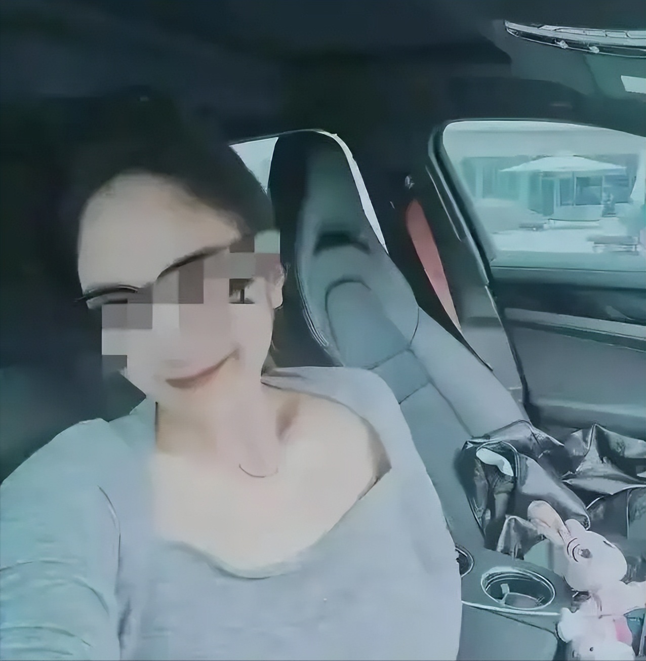 大连女大学生被美国签证人员骗色，多次发生性关系后，把她拉黑了