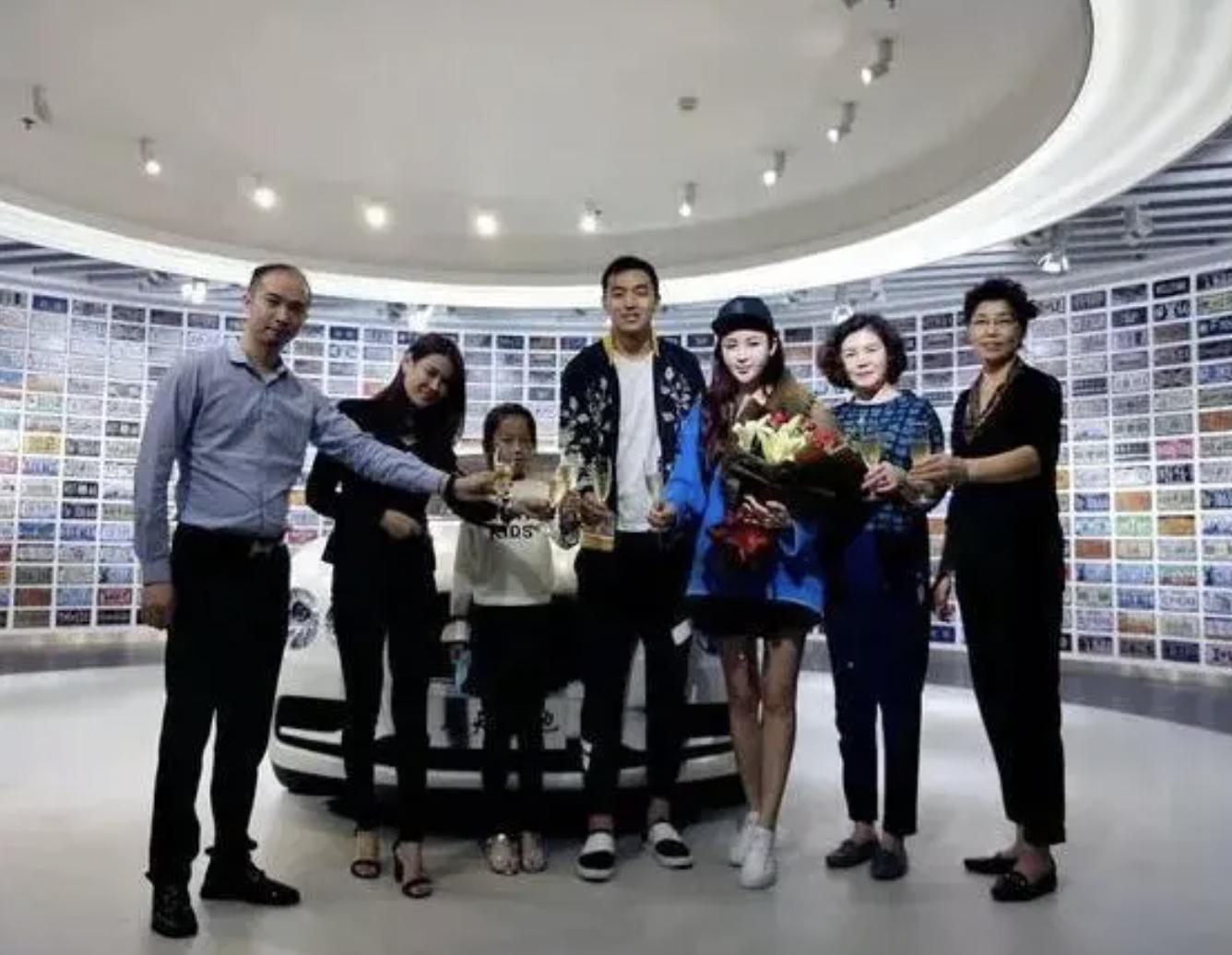 国足前队长冯潇霆疑似暗讽巩汉林,冯潇霆吐槽老板发奖金