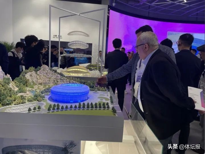 杭州亚运会开幕式场馆参观,外国人参观杭州亚运会场馆