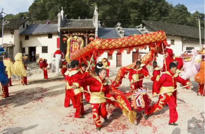 九狮拜象,是赣南客家人年俗,没出过宰相和皇帝的姓氏不能举办