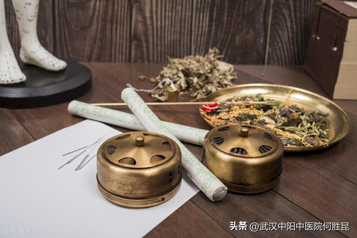 脖子后面长了个硬包有脓怎么回事