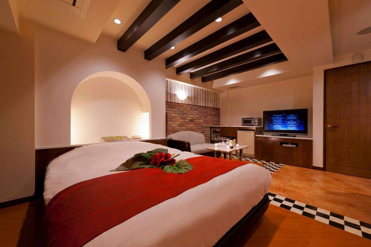 男女住酒店违法吗,男女自愿同住酒店合法吗