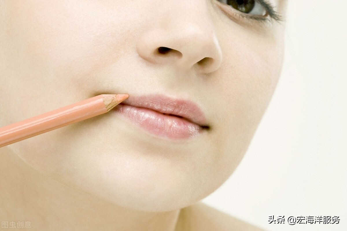 如何化妆不卡粉不脱妆,如何化妆自然而且漂亮