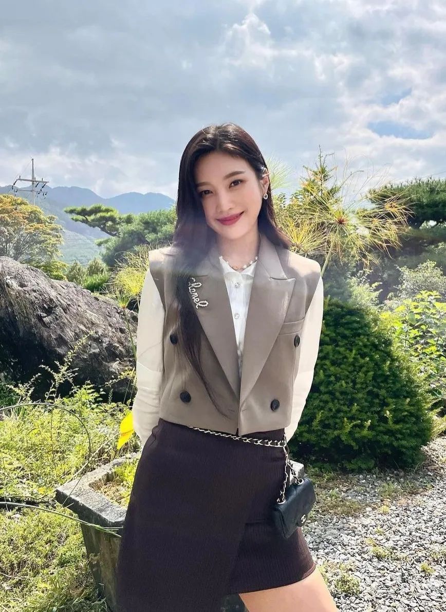 秋日马甲穿搭的n种,春天咖色格子针织马甲怎么搭配