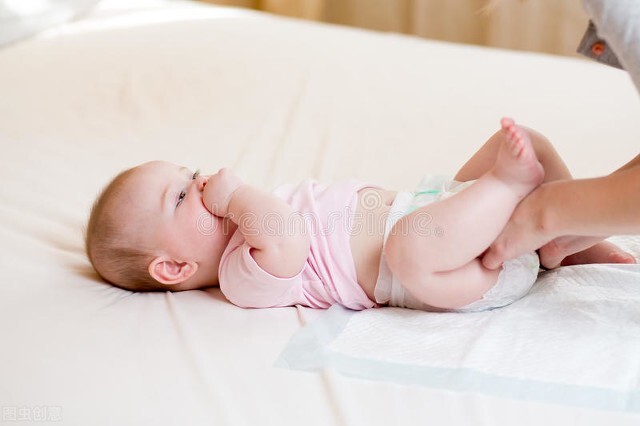 宝宝刚换完尿布又拉了要换吗,为什么宝宝每次换尿布时都会尿尿