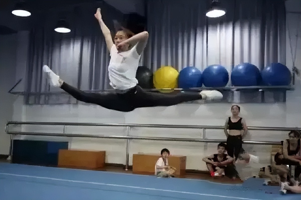 罗子欣一字马出考场,罗子欣一字马