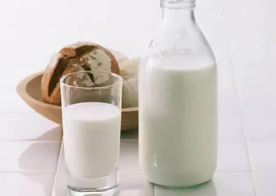 喝牛奶会得肝癌乳腺癌吗,喝牛奶会导致乳腺癌和肝癌吗