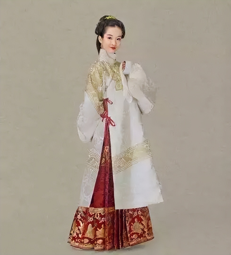 迪奥抄袭服装点评,迪奥最新服装是否抄袭香奈儿