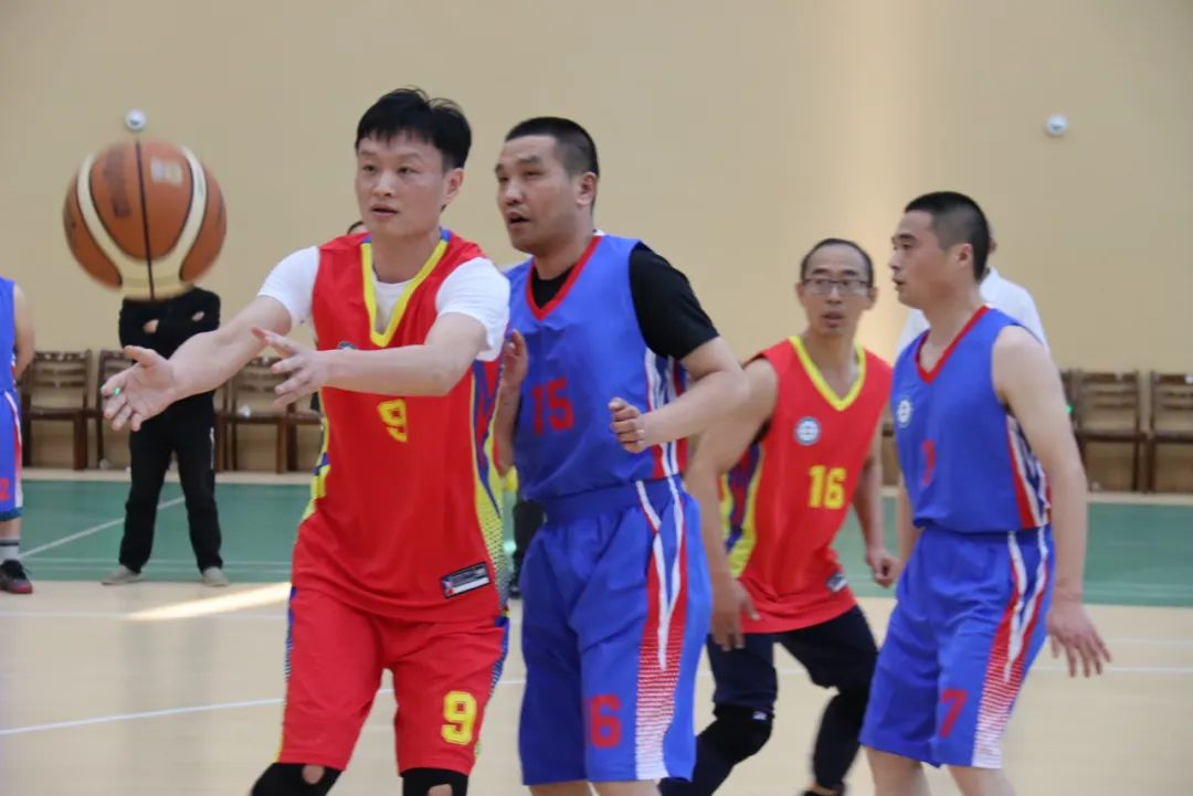 “篮”不住的风采“足”够精彩