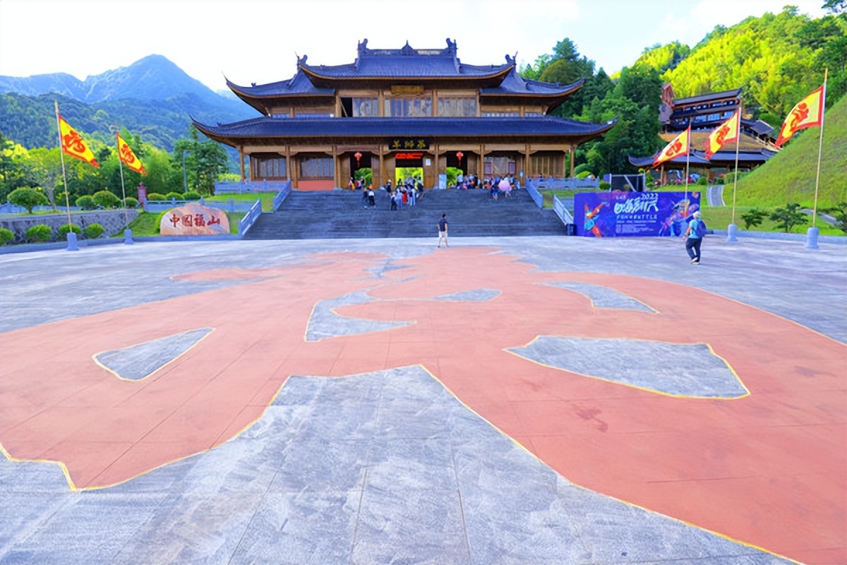 羊狮慕与张家界哪个好,江西明月山和羊狮慕哪个更值得去