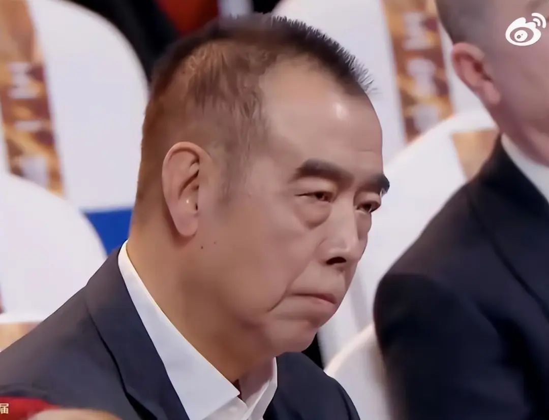 赵丽颖眼睛发炎上台领奖侧面照片,赵丽颖领奖神图高清照片