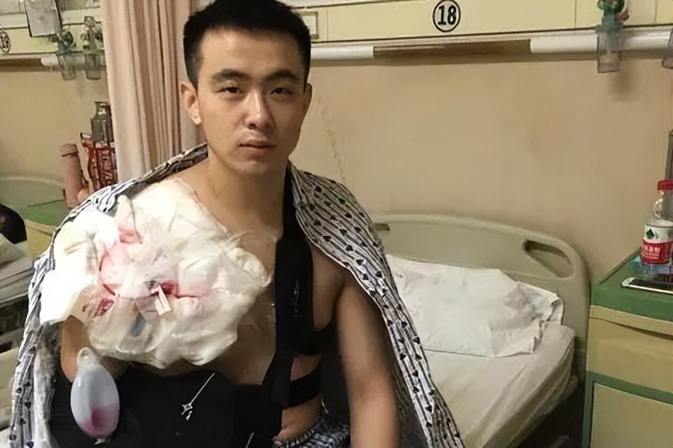 赵继伟三分张镇麟补扣,赵继伟从中场滑到三分线