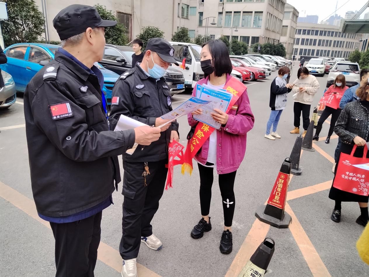 人保财险六盘水分公司车商业务部开展自防自救宣传活动