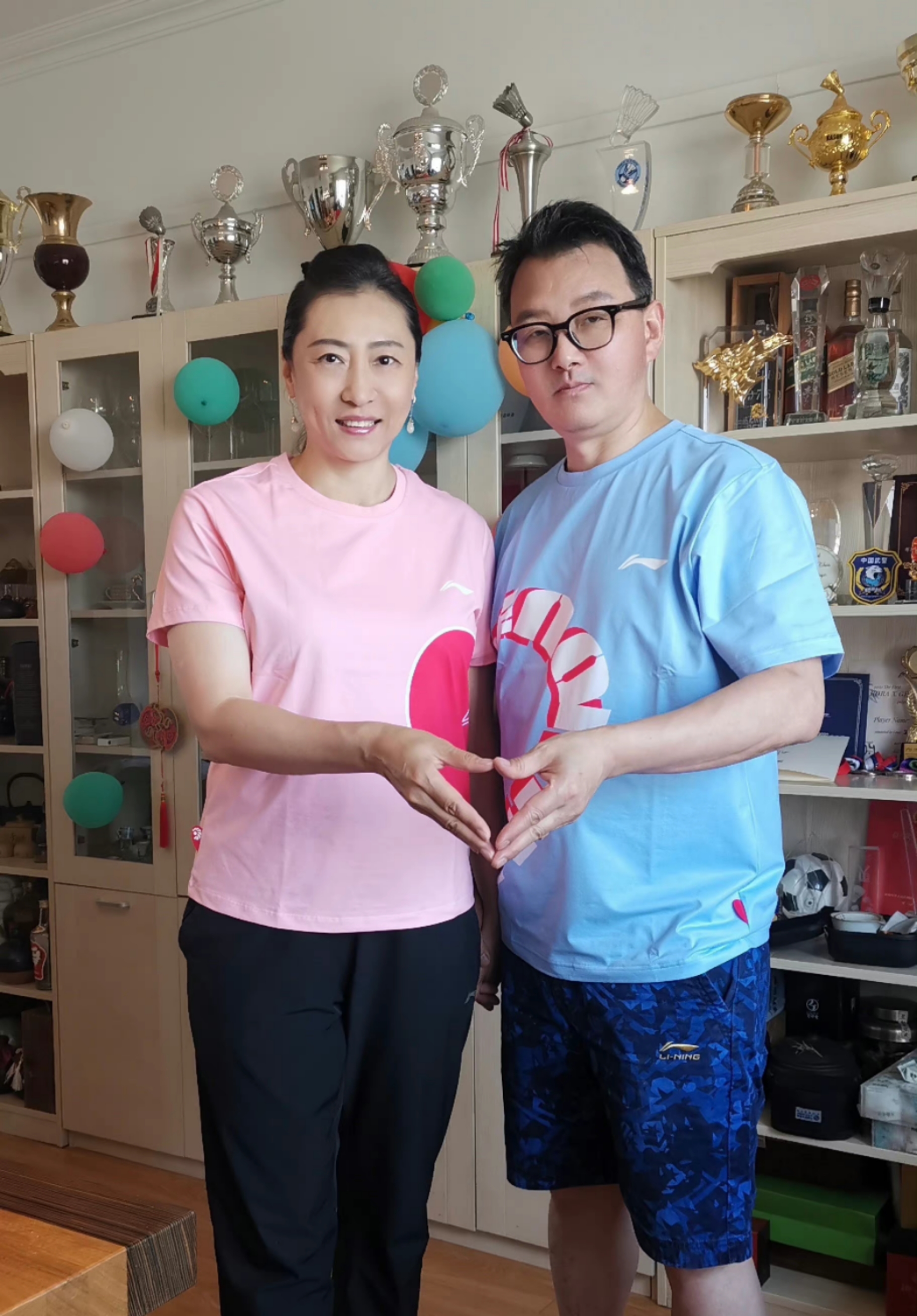 奥运冠军一家三口晒全家福,奥运冠军晒出生娃前后对比