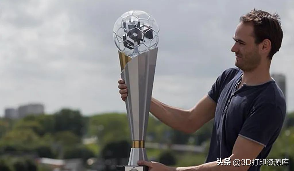 足协杯冠军奖杯被掰坏谁弄坏的,足协杯冠军奖杯被掰断一个角后续