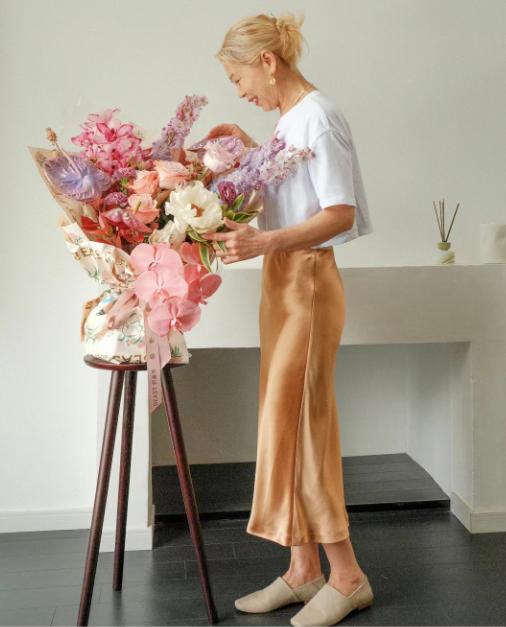 62岁奶奶不穿老人装,51岁不染发的奶奶