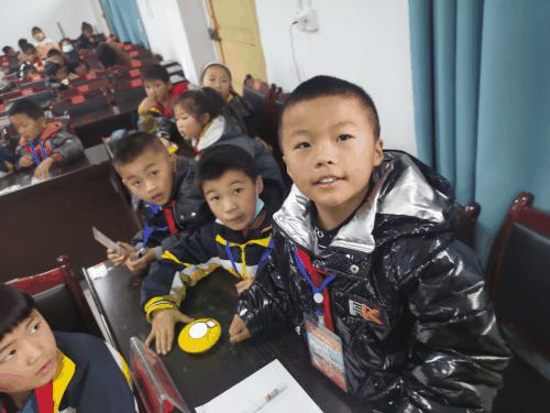 他是全校唯一的“全职”科学老师，带山里孩子“玩转科学”