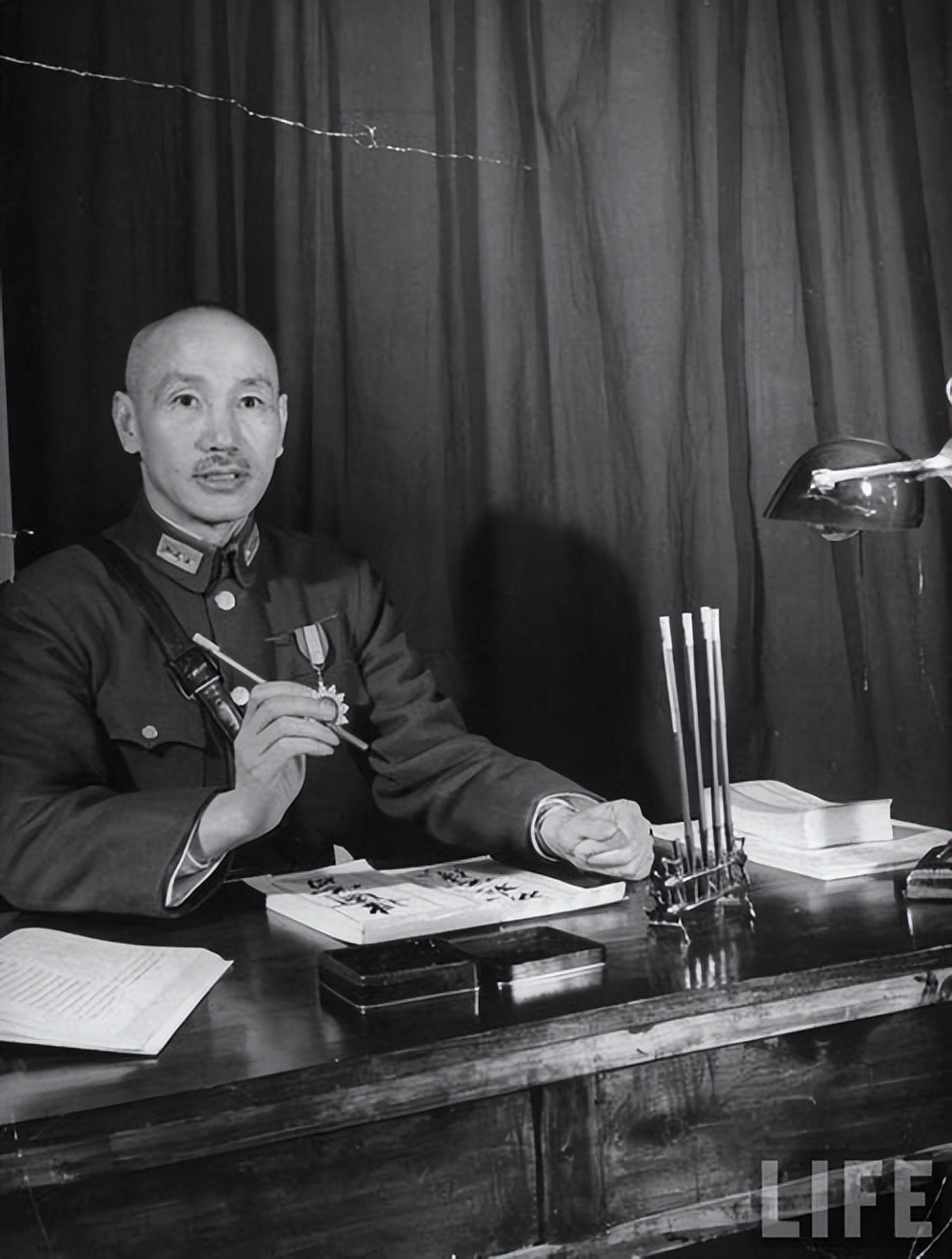 1957年，一数学老师突然被捕，公安问：你还记得被枪毙的银元犯吗