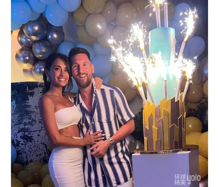 梅西和他的老婆赛后坐领奖台,梅西夺冠和妻子拥抱