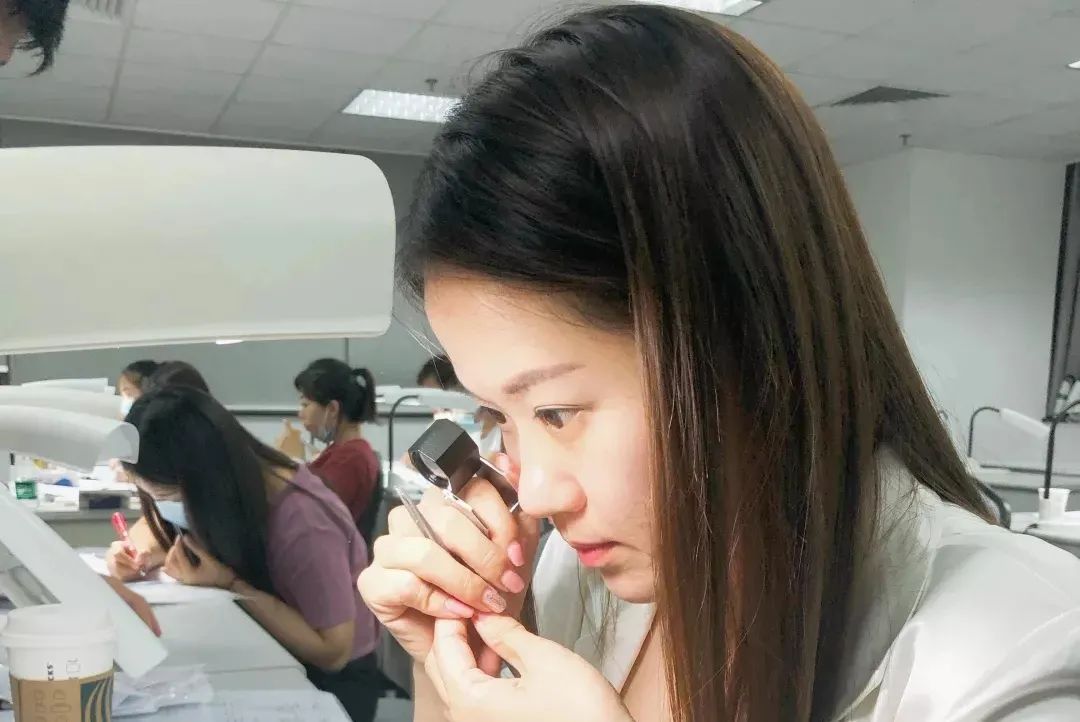 钻石价格涨涨涨，如何鉴定钻石的真假？