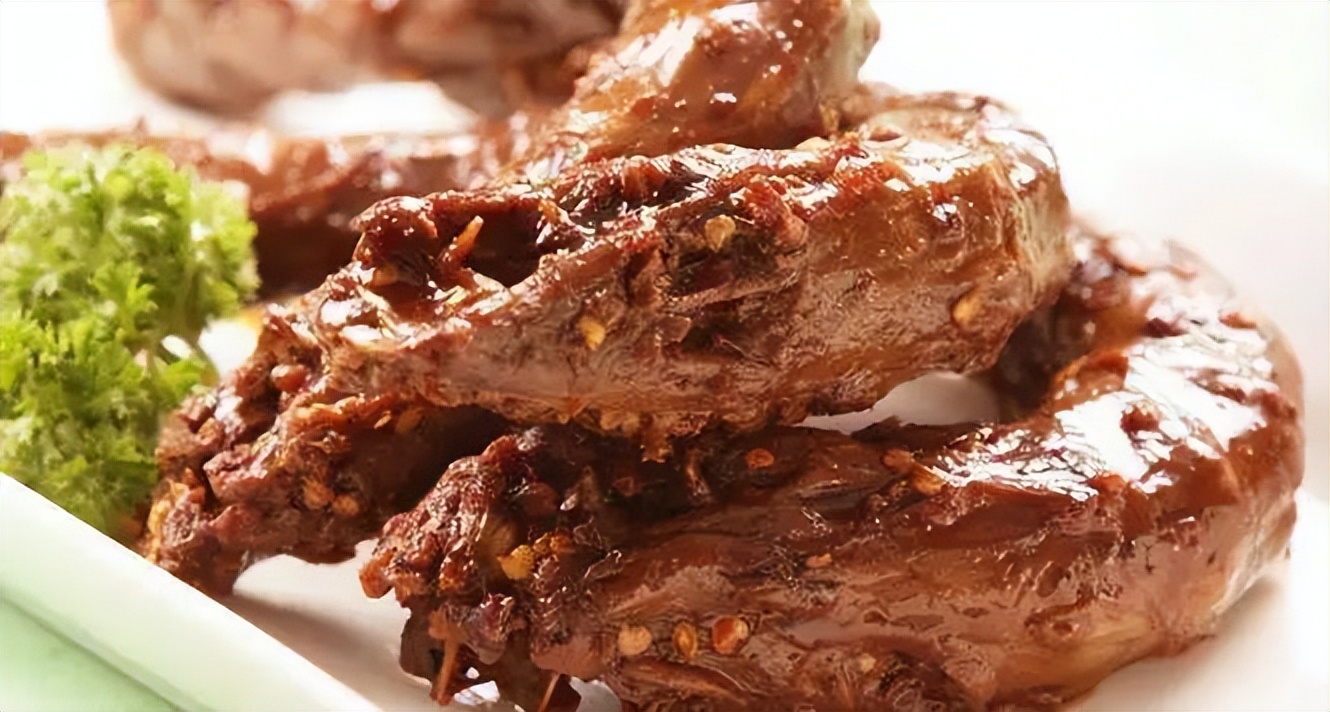 美食周黑鸭是怎么输给绝味鸭脖的,正宗卤味周黑鸭