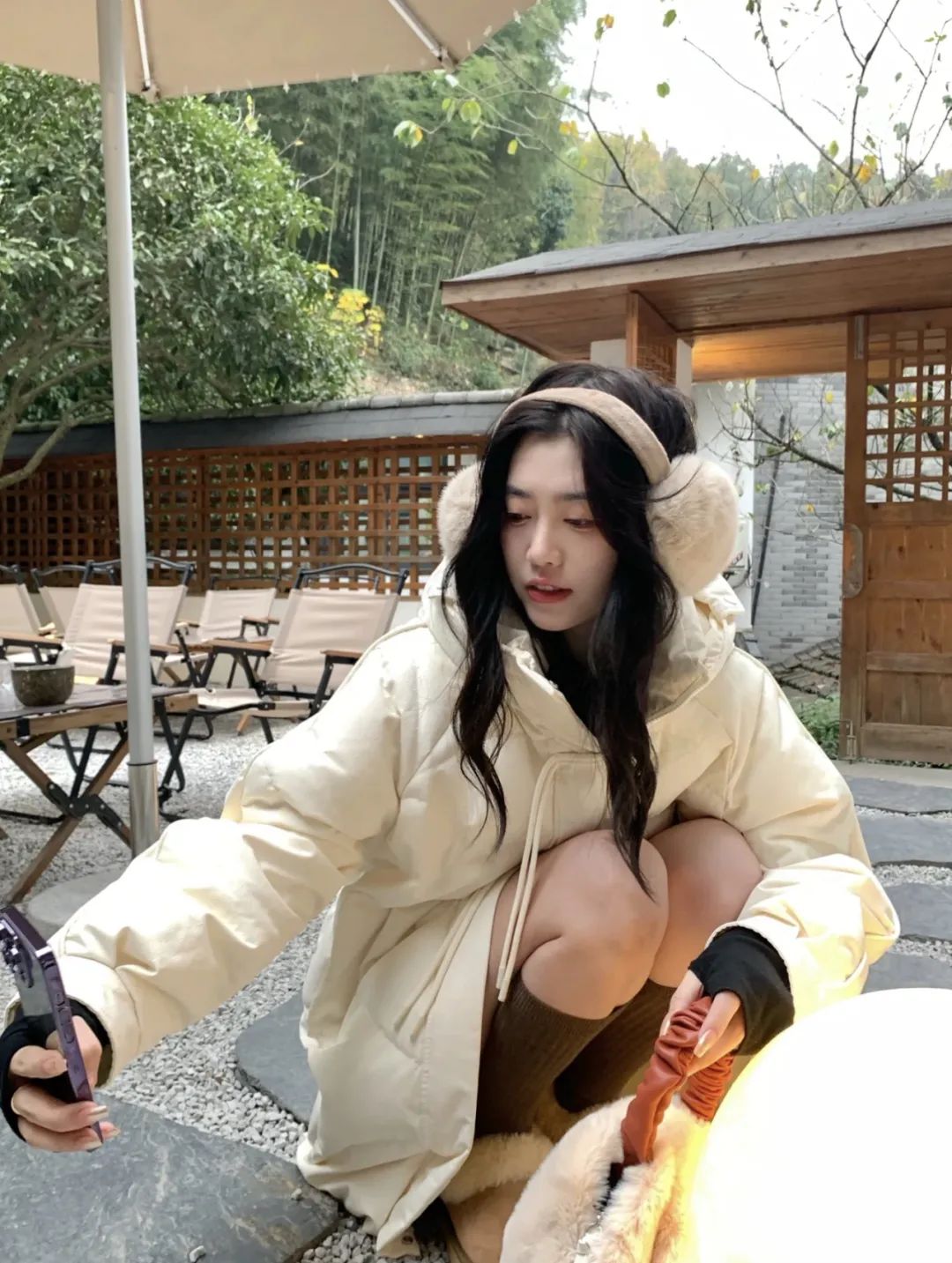 白色长款羽绒服韩系裙子穿搭,今年流行穿搭羽绒服加什么靴子