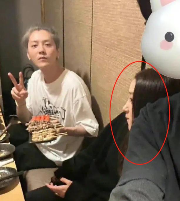 鹿晗关晓彤公开合照捂脸,鹿晗关晓彤与路人合照曝光