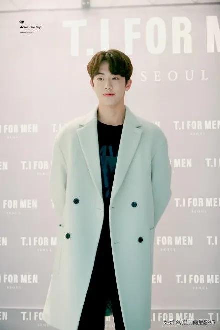 男士黑色大衣内搭什么颜色打底,男士穿大衣怎么搭配裤子和鞋子