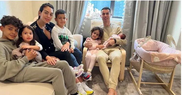 c罗女朋友卖奢侈品,乔治娜送给c罗的劳斯莱斯