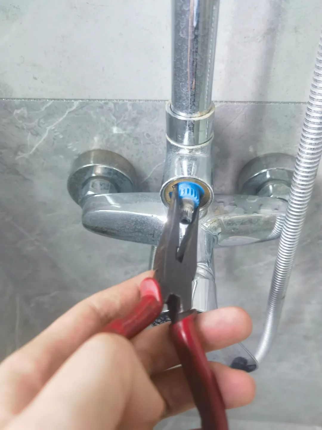 花洒分水阀更换新的还漏水,花洒漏水维修分水器