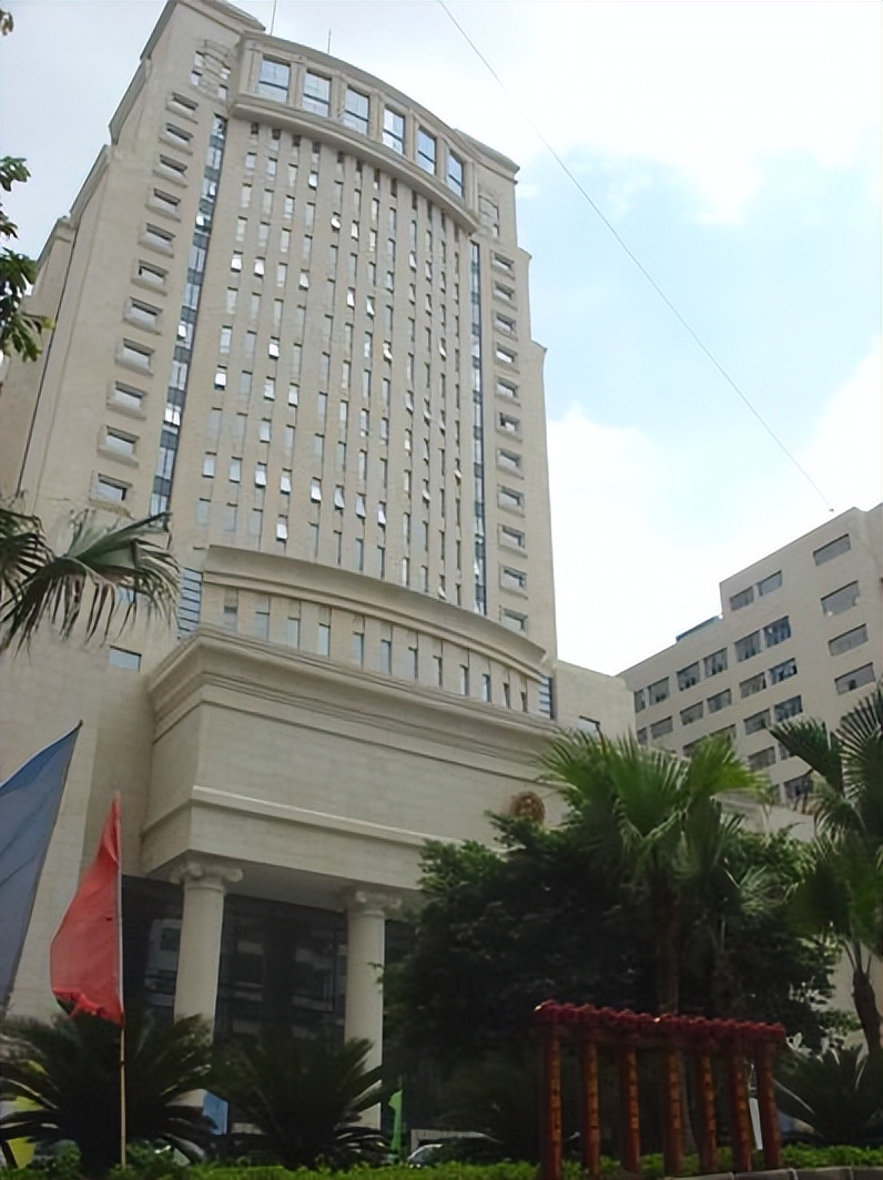 “好色青天”麦崇楷：走公款报销嫖资，在办公室与多名女律师幽会