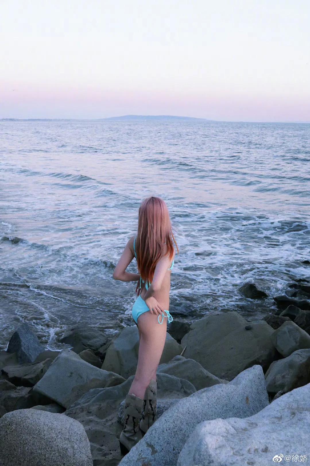 星爷干女儿徐娇海边泳装照片，“太暴露”？引发热议