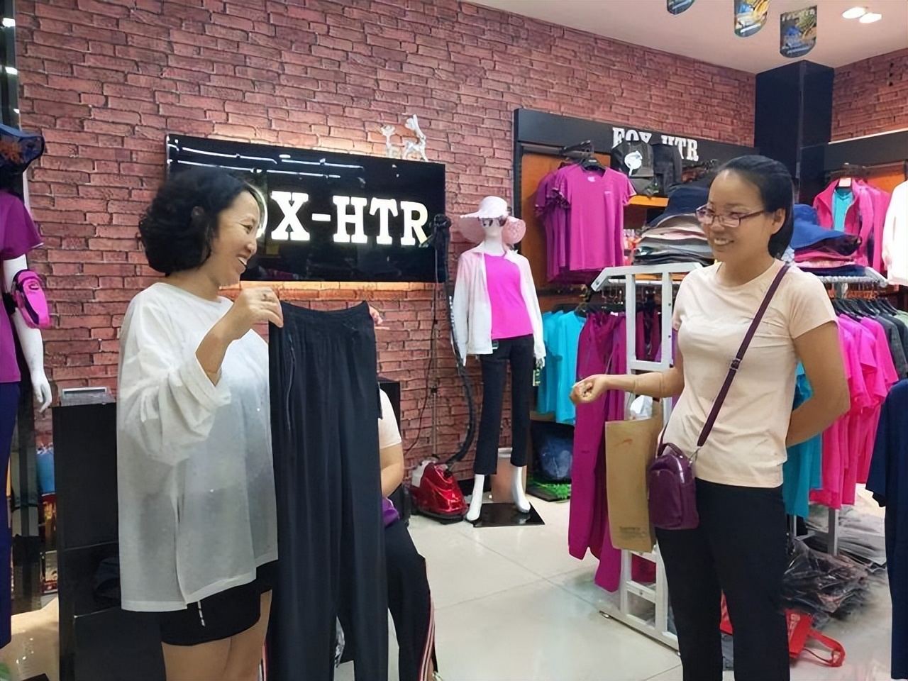 实体店500元一件衣服是真的吗,实体店一套衣服300块钱贵吗