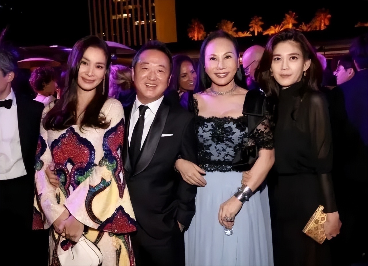 花141亿离婚后,52岁的她回春了