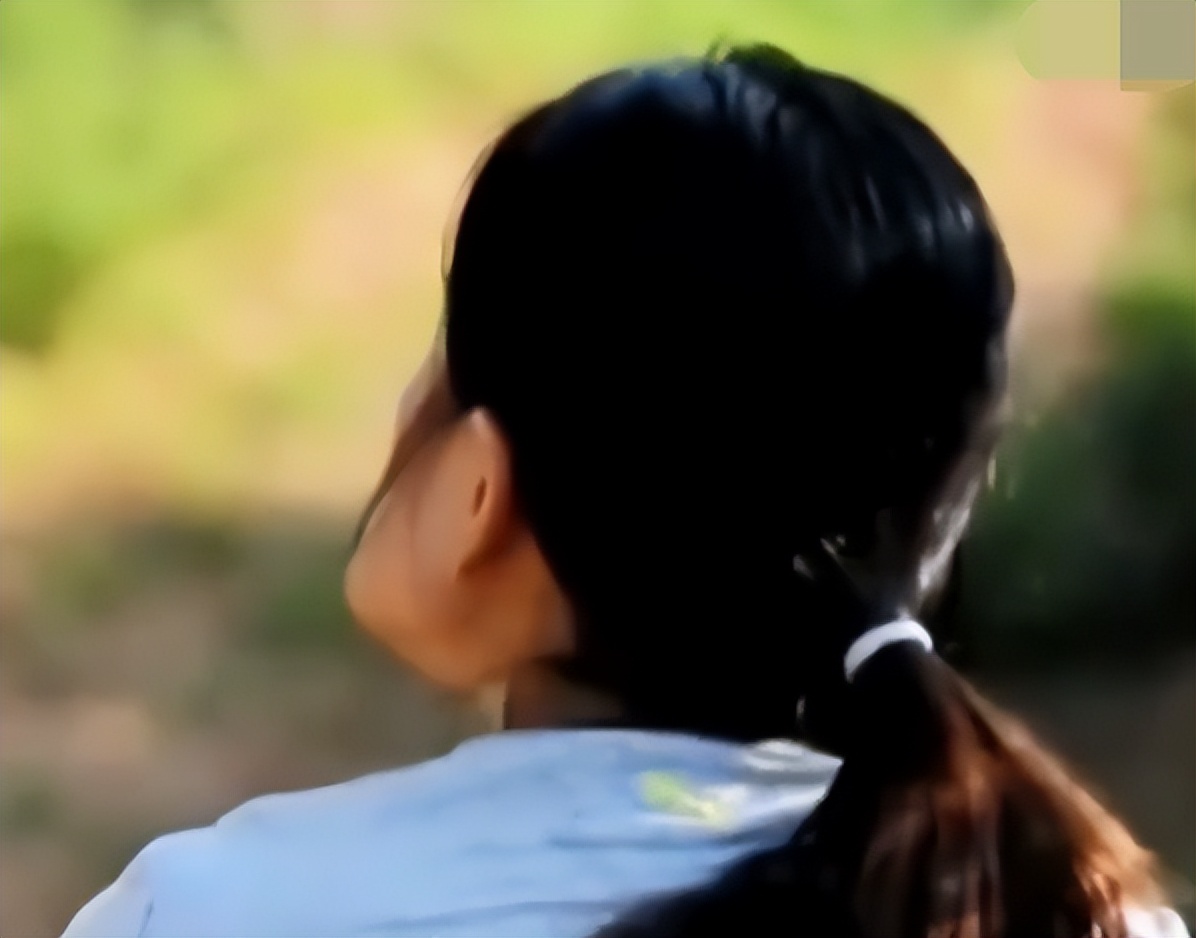 东北“歪脸”女孩整形成大美女，拒绝当网红，只想回山村当教师