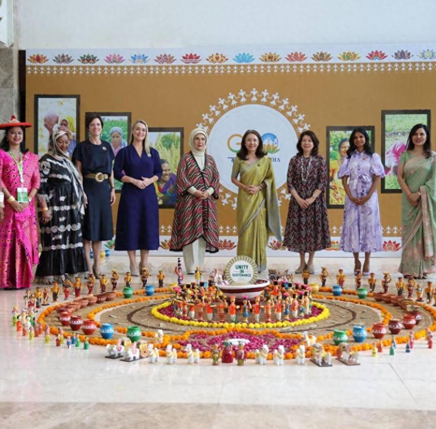 英国第一夫人在印度新照！穿粉色纱丽少女感满满，苏纳克也帅