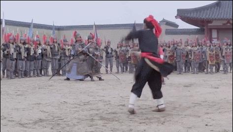 同样是演“俏罗成”，有人俊而不娘，有人油腻耍帅，放一起差距大