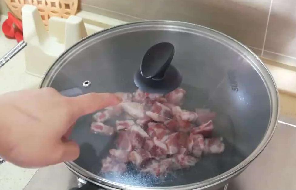 炖排骨时候排骨怎么处理,炖排骨前千万别焯水教你正确做法