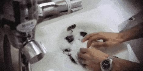 白衣服污垢洗不掉怎么能去除,衣服上面溅了油怎么洗掉