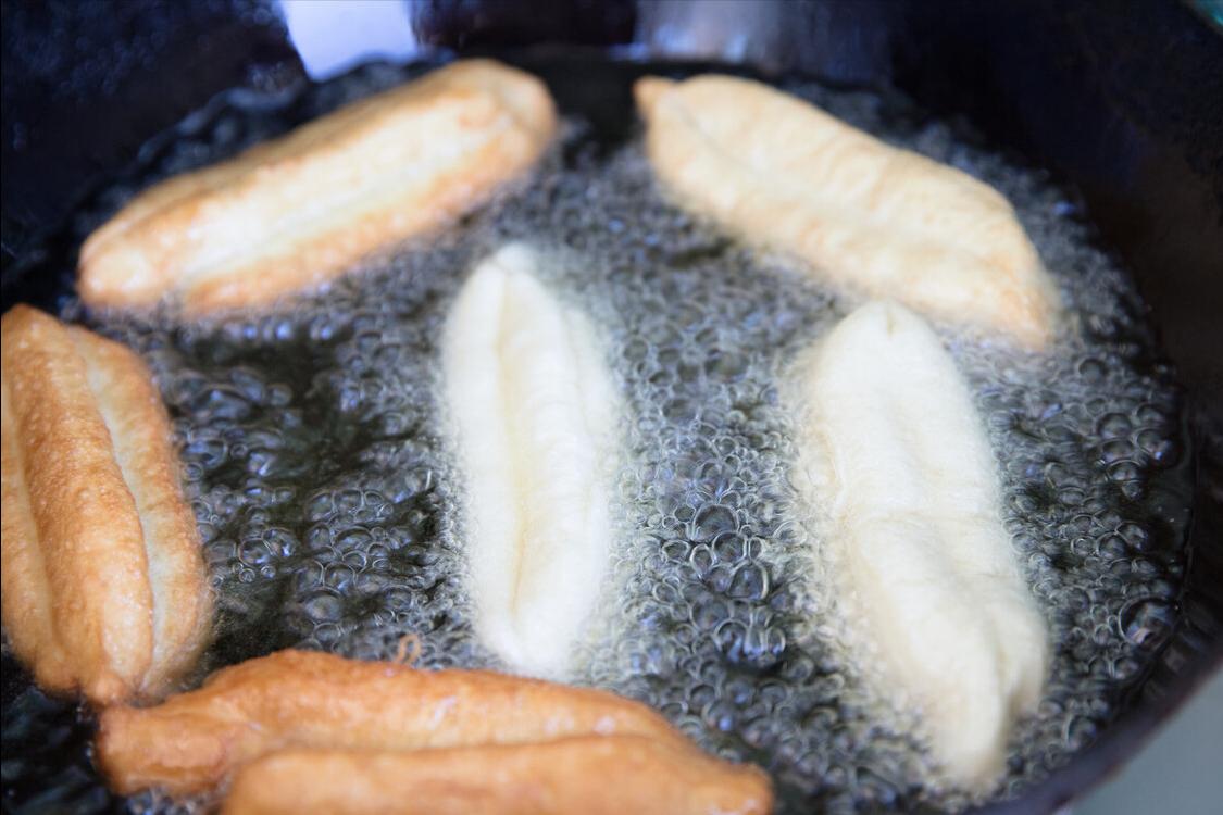 炸油条按一碱二矾三盐,炸油条只放酵母粉