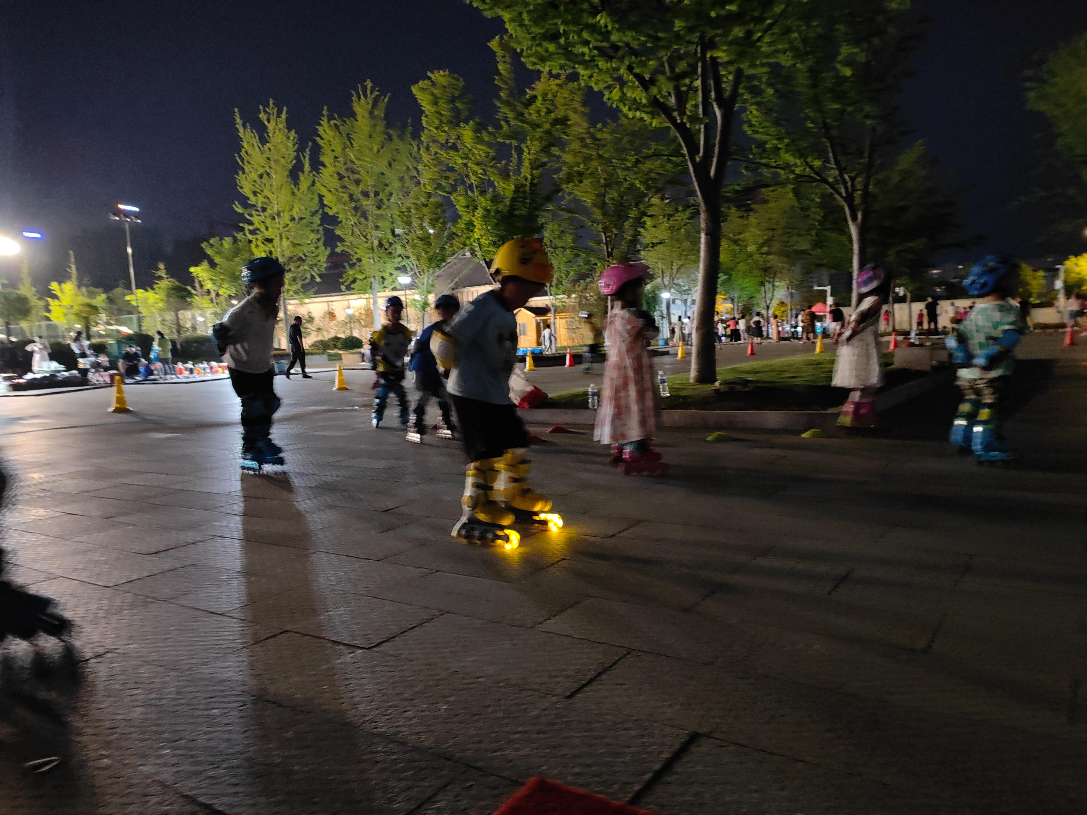 萌趣好物，释放天性，柒小佰小怪兽溜冰鞋让孩子开启新运动方式